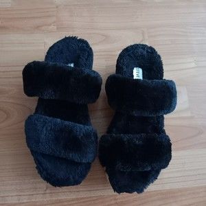 Steve Madden Kamilah Platform Fuzzy Sandal Black White Slip On Size 7M